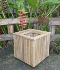 Pflanzgefäß 01B ist 34 x 34 x 32 (Innenloch ist 26x26x28cm H) aus Teakholz. 